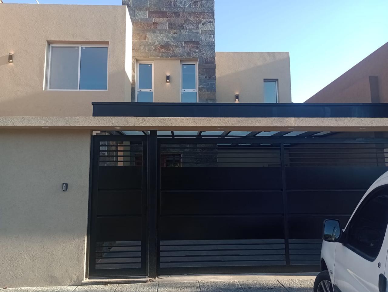 Frente de vivienda moderna con portón deslizante — Temperley, Zona Sur
